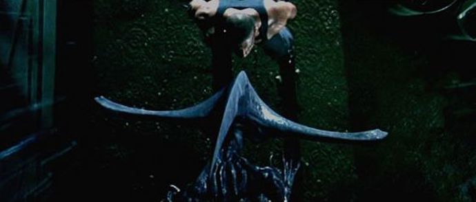 Fry se pokusí s lodí nouzově přistát na blízké pouštní planetě. Kvůli odlehčení lodi Fry uvolňuje nepotřebné části lodi. Nakonec má ze zoufalství v plánu odhodit i část lodi s pasažéry, ale Owens zablokuje uvolnění a nenechá tuto část lodi odpojit. Nakonec přistanou, ale Owens zemře a z původních 40 pasažérů zbude jen 11 živých. Fry převezme roli kapitána a zatají fakt, že se celou posádku pokoušela zabít kvůli svému vlastnímu přežití.