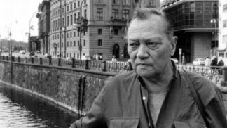 Rudolf Hrušínský starší byl český herec. Kromě toho působil jako divadelní a filmový režisér, je rovněž autorem jedné detektivní divadelní hry První případ z roku 1944, počátkem 90. let krátce zasedal jako poslanec Sněmovny lidu Federálního shromáždění.