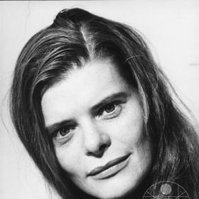 Hostuje v divadlech Ungelt a Kalich.