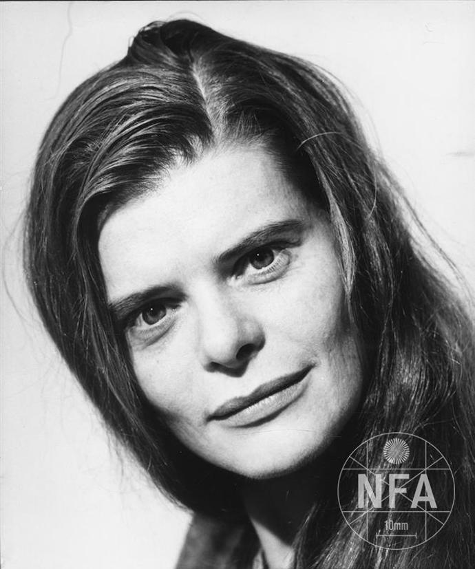 Hostuje v divadlech Ungelt a Kalich.