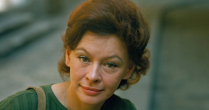 V roce 1949 nastoupila do Realistického divadla, ale po roce přešla do Městských divadel pražských, kde hrála po celou svou kariéru.