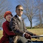 Rozhodne se ještě zkusit štěstí. Chtěl by dostat do týmu propagovaného mladíka Cartera, který hraje fotbal za univerzitu. Vyráží tedy na schůzku s jeho zástupcem CC Frazierem. Seznámí se při tom i s redaktorkou Lexie, která má dělat s Carterem rozhovor.