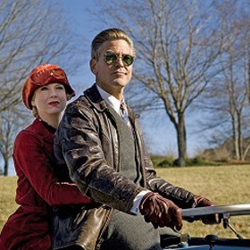 Rozhodne se ještě zkusit štěstí. Chtěl by dostat do týmu propagovaného mladíka Cartera, který hraje fotbal za univerzitu. Vyráží tedy na schůzku s jeho zástupcem CC Frazierem. Seznámí se při tom i s redaktorkou Lexie, která má dělat s Carterem rozhovor.