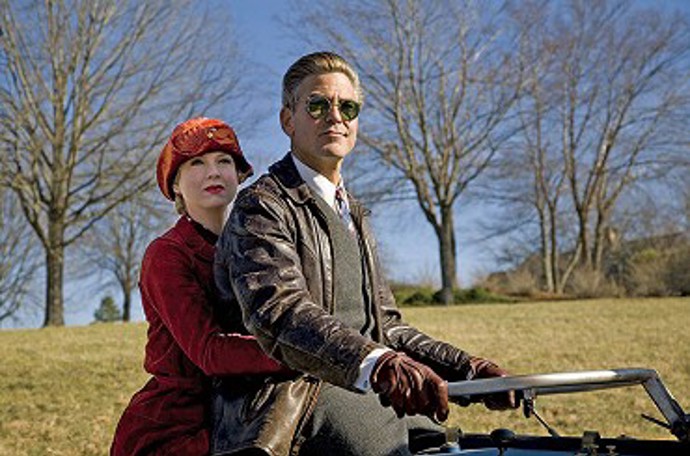 Rozhodne se ještě zkusit štěstí. Chtěl by dostat do týmu propagovaného mladíka Cartera, který hraje fotbal za univerzitu. Vyráží tedy na schůzku s jeho zástupcem CC Frazierem. Seznámí se při tom i s redaktorkou Lexie, která má dělat s Carterem rozhovor.