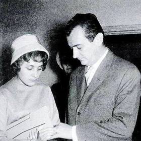 Po jeho boku se ostatně již rok předtím objevil v poměrně velké roli v seriálu Chalupáři. To byla ale také jejich poslední společná vystoupení před kamerou; dlouholeté odcizení vyplývající ze Sovákova rozchodu s první manželkou vyvrcholilo osobní roztržkou v 80. letech, kdy se Schmitzer jako viník autonehody pod vlivem alkoholu dostal do křížku se zákonem a poté se již oba herci přestali stýkat.