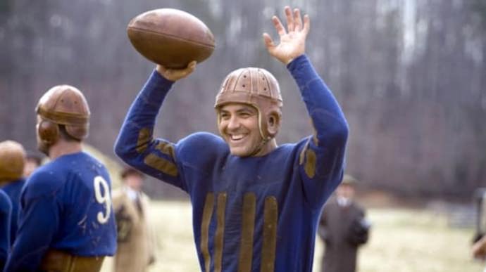 Druhý den v novinách skutečně vychází článek o Carterovi. Brzy se koná tisková konference, svolaná CC, kde podplacený muž svědčí v Carterův prospěch. Poté přichází další muž, který je novým komisařem profesionálního fotbalu. Oznámí, že všechny spory musí být řešeny přes něj, a konference tím končí.