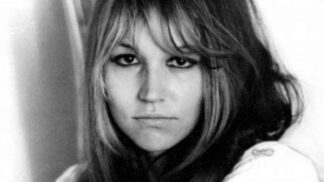 Marta Kubišová je známá česká zpěvačka a herečka, trojnásobná vítězka čtenářské ankety časopisu Mladý svět - Zlatý slavík a signatářka Charty 77. V roce 2017 dostala slavíka za osobnost jako poctu při ukončení její kariéry.