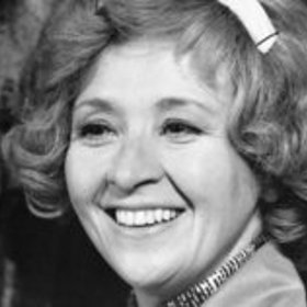 Nina Popelíková se narodila 14. října 1920 v Praze do rodiny českého důstojníka, stavitele a ruského legionáře a Rusky, která (když byly malé Nině čtyři roky) odjela zpět do své staré vlasti a na dálku se rozvedla.