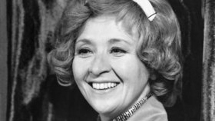 Nina Popelíková se narodila 14. října 1920 v Praze do rodiny českého důstojníka, stavitele a ruského legionáře a Rusky, která (když byly malé Nině čtyři roky) odjela zpět do své staré vlasti a na dálku se rozvedla.