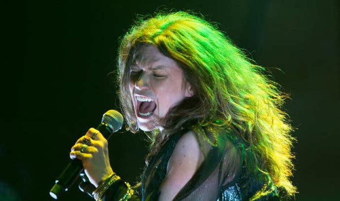  Velmi záhy začala konzumovat drogy. Již krátce po maturitě byla hospitalizována pro alkoholismus.