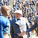 Fotbalový tým Buldoků má za sebou další zápas, tragický výkon a další prohru. Dodge se dozvídá, že přišli o sponzora. Tím tým končí, muži si musejí najít nějakou práci. Dodge ale nedělal posledních dvacet let nic než fotbal.