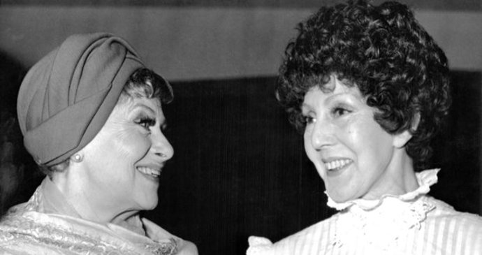 Byla provdaná za filmového podnikatele Josefa Valentu, po roce 1934 vystupovala i pod jménem Nelly Valentová.