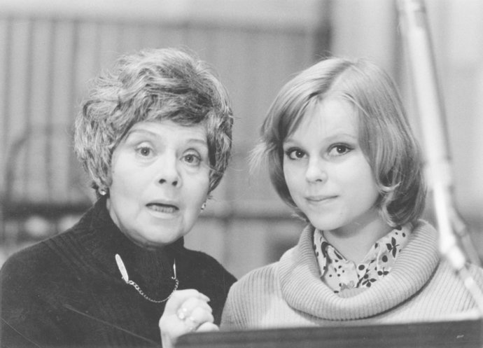 Narodila se v rodině rakouského důstojníka a klavíristky. Od dětství projevovala hudební nadání stejně jako její matka i oba její sourozenci, kteří byli výbornými muzikanty.