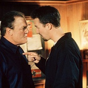 Kult hákového kříže je film, ve kterém se skrze Edwarda Nortona seznamujeme s americkou neonacistickou scénou.