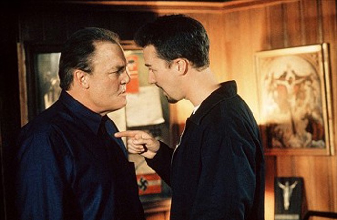 Kult hákového kříže je film, ve kterém se skrze Edwarda Nortona seznamujeme s americkou neonacistickou scénou.