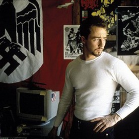 Danny Vinyard vidí vzor ve svém starším bratrovi Derekovi, který se po smrti otce, jenž byl coby profesionální hasič zastřelen v černošském ghettu, stal zapřísáhlým vyznavačem rasistických hodnot.