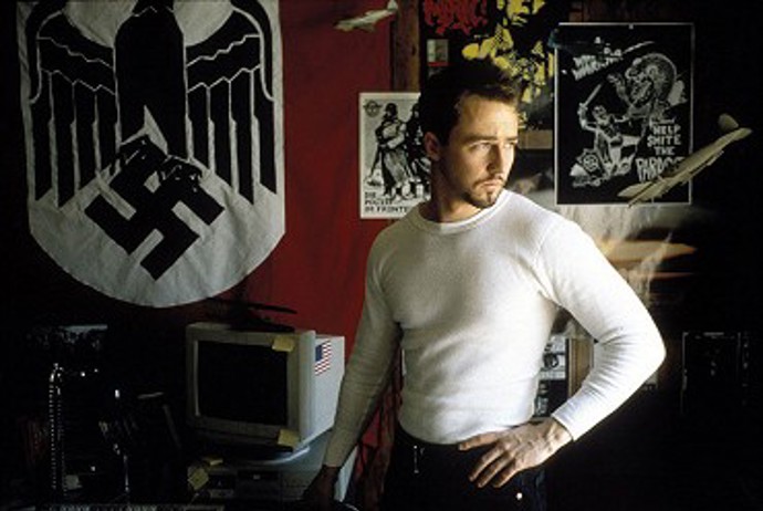 Danny Vinyard vidí vzor ve svém starším bratrovi Derekovi, který se po smrti otce, jenž byl coby profesionální hasič zastřelen v černošském ghettu, stal zapřísáhlým vyznavačem rasistických hodnot.