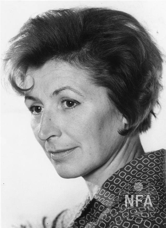 Před svoji uměleckou kariérou absolvovala Státní konzervatoř v Praze a její dramatické oddělení (1943) u profesorů Jiřího Plachého, Anny Iblové, Aleše Podhorského a Františka Salzera.