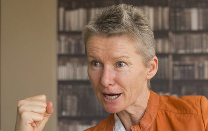 Až třetí účast ve finále roku 1998 proměnila v titul, když porazila Francouzku Nathalii Tauziatovou. Na cestě za wimbledonskou mísou porazila ve čtvrtfinále Venus Williamsovou a v semifinále pak oplatila minulou porážku Martině Hingisové.