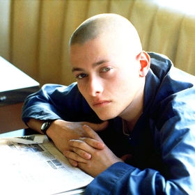  Po třech letech v base se Derek vrací domů, ale už to není člověk jako dřív.