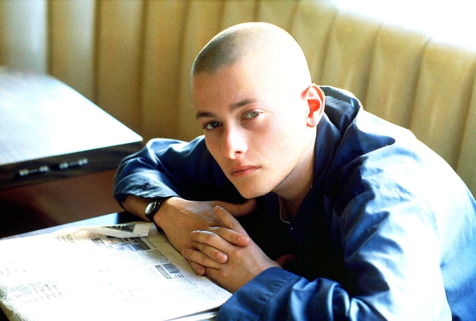  Po třech letech v base se Derek vrací domů, ale už to není člověk jako dřív.
