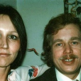 Marta Kubišová je známá česká zpěvačka a herečka, trojnásobná vítězka čtenářské ankety časopisu Mladý svět - Zlatý slavík a signatářka Charty 77. V roce 2017 dostala slavíka za osobnost jako poctu při ukončení její kariéry.