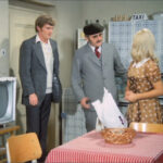 Své první angažmá nastoupil v Činoherním studiu v Ústí nad Labem, poté v rámci Armádního uměleckého souboru absolvoval vojenskou službu a další dva roky hrál v pražském Ateliéru, který fungoval pod záštitou Státního divadelního studia. Následně se vrátil do ústeckého Činoherního studia.