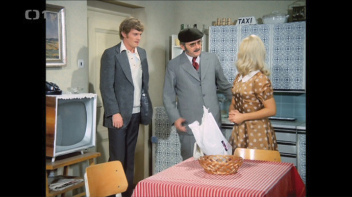 Své první angažmá nastoupil v Činoherním studiu v Ústí nad Labem, poté v rámci Armádního uměleckého souboru absolvoval vojenskou službu a další dva roky hrál v pražském Ateliéru, který fungoval pod záštitou Státního divadelního studia. Následně se vrátil do ústeckého Činoherního studia.