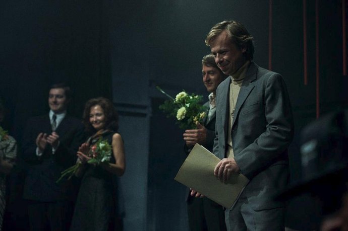 Film scenáristy a režiséra Slávka Horáka se snaží zachytit události v životě Václava Havla od roku 1968, kdy byl mladým úspěšným dramatikem, přes vpád vojsk Varšavské smlouvy a období, kdy se jako zakázaný autor stáhl do ústraní na chalupu u Trutnova. Snímek se zabývá také vztahem Havla s jeho první manželkou Olgou a sleduje jeho souboj s tehdejším vládnoucím režimem až k přelomovým událostem roku 1989.