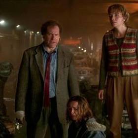 Po výbuchu toxického odpadu zde došlo k závalu a ti, kteří katastrofu přežili, se octli v pasti mezi ohněm, zamořujícím vzduch jedovatými plyny, a vodou, rychle zaplavující podzemní prostory.