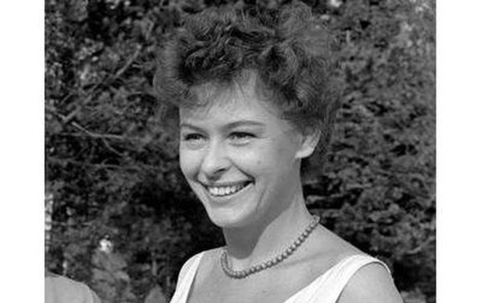 K jejím oblíbeným partnerům na divadle patřili například Václav Voska, Josef Bek nebo Felix le Breux. 