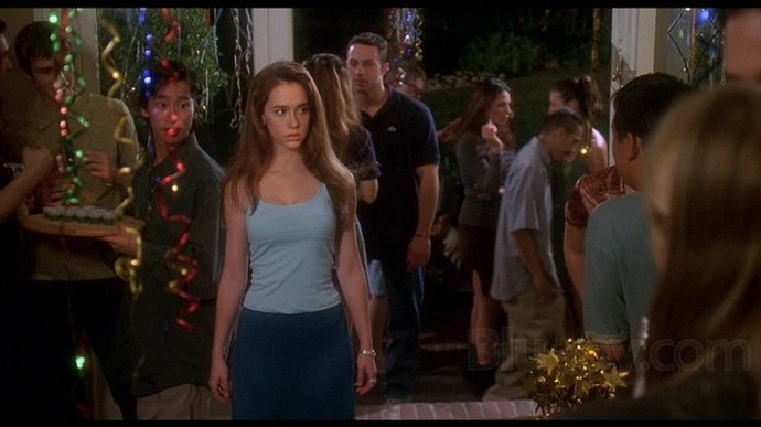 Na střední škole právě probíhá večírek na rozloučenou s čerstvými absolventy - čas jako stvořený pro náležitou pompu i přemítání o budoucnosti. Maturanti se však rozhodnou pro dnešek soustředit na důležitější věci: lásku, pomstu a rokenrol.