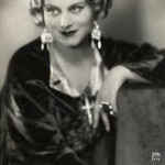 Původně chtěla být tanečnicí a baletkou, ale nakonec na Pražské konzervatoři vystudovala u prof. Doubravky Branbergové zpěv.