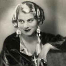 Původně chtěla být tanečnicí a baletkou, ale nakonec na Pražské konzervatoři vystudovala u prof. Doubravky Branbergové zpěv.