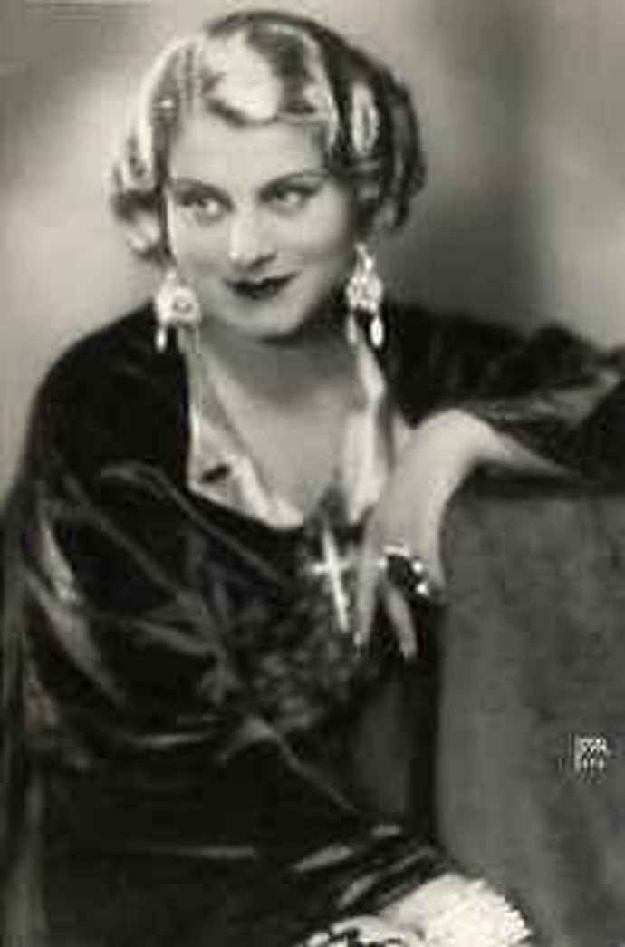 Původně chtěla být tanečnicí a baletkou, ale nakonec na Pražské konzervatoři vystudovala u prof. Doubravky Branbergové zpěv.