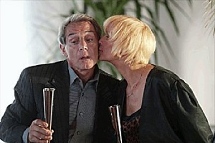 Příběh nové komedie Zdeňka Trošky, který byl inspirován bezpočtem kamenných vtipů, nás zavádí do poklidného jihočeského městečka. Žije tu svým neměnným rytmem celá řada typicky českých postav a postaviček i prototypových rodin. 