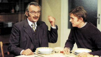 Jiří Schmitzer je synem herce Jiřího Sováka (1920-2000). Jeho umělecké zájmy se původně ubíraly hudebním směrem, v několika kapelách hrál na baskytaru, začal se učit zámečníkem, nakonec vystudoval elektrotechnickou průmyslovku. Po maturitě se až na druhý pokus dostal na DAMU, kde absolvoval studium herectví.