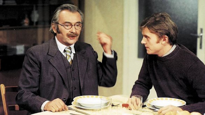 Jiří Schmitzer je synem herce Jiřího Sováka. Jeho umělecké zájmy se původně ubíraly hudebním směrem, v několika kapelách hrál na baskytaru, začal se učit zámečníkem, nakonec vystudoval elektrotechnickou průmyslovku. Po maturitě se až na druhý pokus dostal na DAMU, kde absolvoval studium herectví.