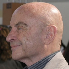 Narodil se v Kroměříži v dnes již zbouraném domku na území komplexu později známého jako Pal-Magneton, tehdy První kroměřížské strojírny a slévárny Ignáce Lorenze, kde Navrátilův otec pracoval jako prokurista.