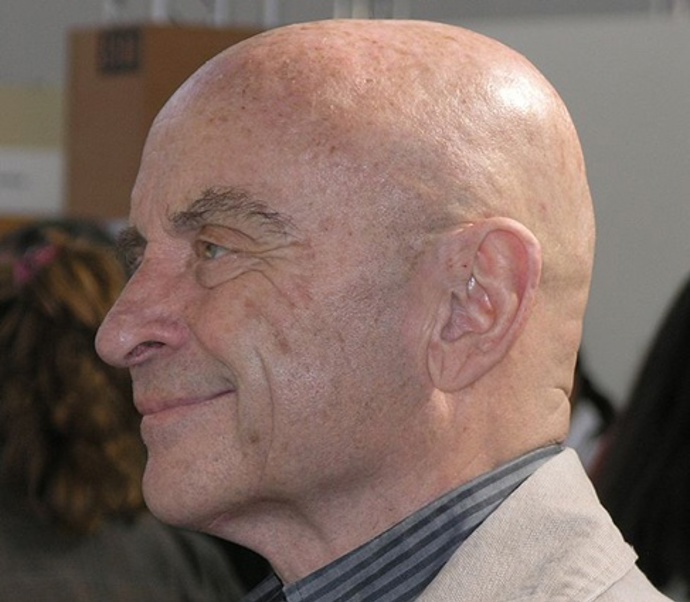 Narodil se v Kroměříži v dnes již zbouraném domku na území komplexu později známého jako Pal-Magneton, tehdy První kroměřížské strojírny a slévárny Ignáce Lorenze, kde Navrátilův otec pracoval jako prokurista.