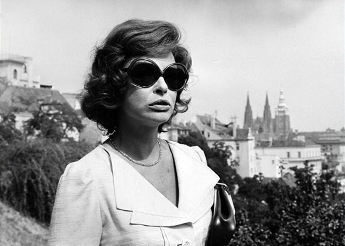 Pocházela z rodiny bohatého kožešníka. Odmala chtěla být herečkou.