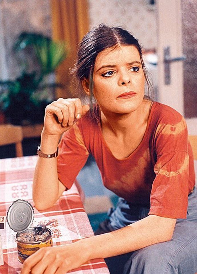 Zuzana Bydžovská je česká filmová a divadelní herečka, držitelka tří Českých lvů. Pochází z lékařské rodiny, má dvě děti.