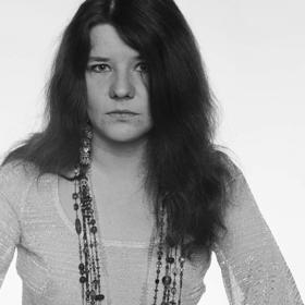 Zpěvačka Janis Lyn Joplin se narodila 19. ledna 1943 v městečku Port Arthur v americkém Texasu a nazpívala rockové rythm and bluesové hity.