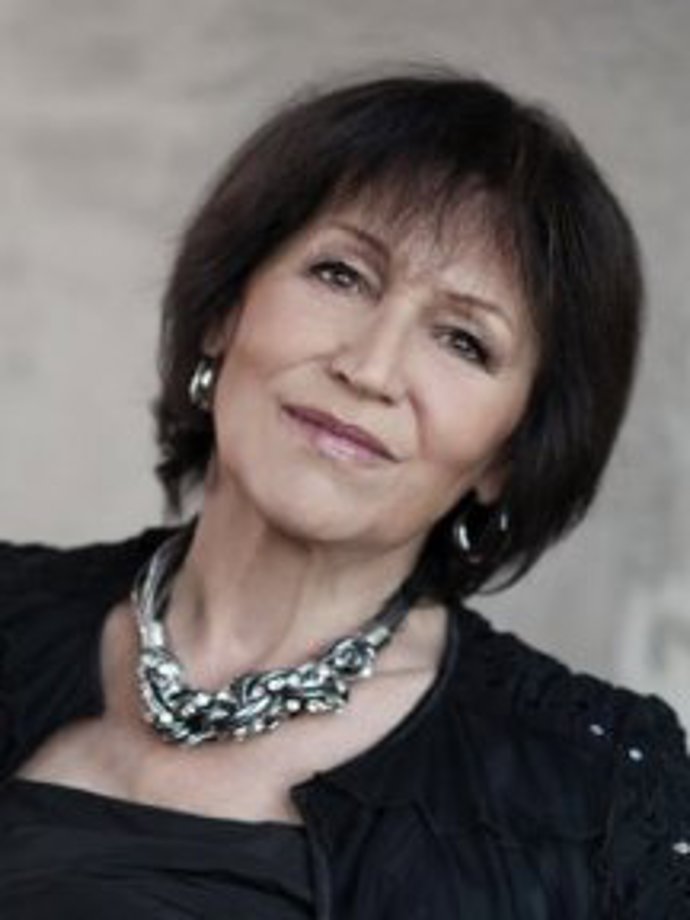 V roce 1967 získala za duet s Waldemarem Matuškou „Nech tu lásku spát“, bronzovou Bratislavskou lyru.