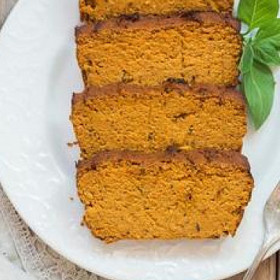 Cizrnový chléb:

Suroviny:

2 lžičky slunečnicového oleje
sůl
1 ks vanilkový cukr
1 lžička prášku do pečiva
kurkuma 1/2 lžičky
skořice - mletá
1 lžička jedlá soda
1 ks sójový jogurt
2 ks banánů
1 lžička psyllium
třtinový cukr 1/2 hrnku
kokosový olej 1/4 hrnku
1,5 hrnku cizrnová mouka.

Postup:

Prosejte mouku, prášek do pečiva, sodu, skořici a pro barvu i kurkumu. Psyllium smíchejte se 7 lžícemi vody a 2 lžícemi oleje a nechte 5 minut nabobtnat. Metlou prošlehejte s cukrem, jogurtem, rozmačkaným banánem, rozpuštěným kokosovým olejem a vanilkovým cukrem. Smíchejte s moukou a nalijte do vymazané formy.

Troubu rozehřejte na 190 °C a chlebíček pečte dozlatova asi 20 minut.