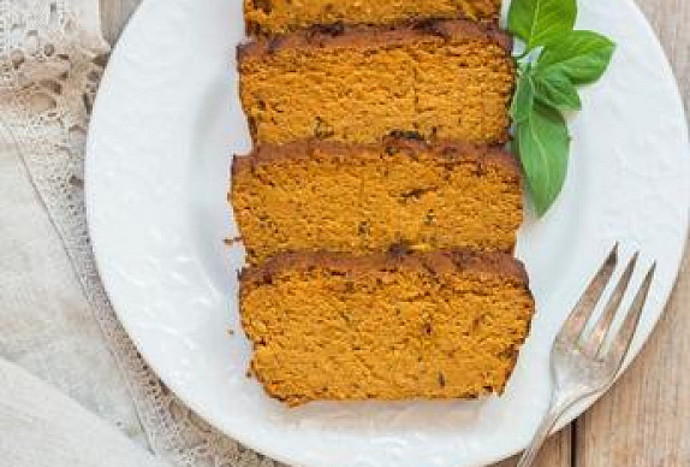 Cizrnový chléb:

Suroviny:

2 lžičky slunečnicového oleje
sůl
1 ks vanilkový cukr
1 lžička prášku do pečiva
kurkuma 1/2 lžičky
skořice - mletá
1 lžička jedlá soda
1 ks sójový jogurt
2 ks banánů
1 lžička psyllium
třtinový cukr 1/2 hrnku
kokosový olej 1/4 hrnku
1,5 hrnku cizrnová mouka.

Postup:

Prosejte mouku, prášek do pečiva, sodu, skořici a pro barvu i kurkumu. Psyllium smíchejte se 7 lžícemi vody a 2 lžícemi oleje a nechte 5 minut nabobtnat. Metlou prošlehejte s cukrem, jogurtem, rozmačkaným banánem, rozpuštěným kokosovým olejem a vanilkovým cukrem. Smíchejte s moukou a nalijte do vymazané formy.

Troubu rozehřejte na 190 °C a chlebíček pečte dozlatova asi 20 minut.