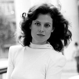Sigourney Weaver, rodným jménem Susan Alexandra Weaver, je americká herečka. Třikrát byla nominována na Oscara (1986 – Vetřelci, 1988 – Podnikavá dívka a Gorily v mlze). Za role v komedii Podnikavá dívka a v dramatu Gorily v mlze získala Zlaté glóby.