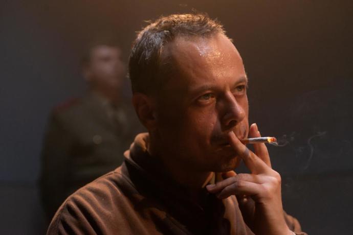 Film scenáristy a režiséra Slávka Horáka se snaží zachytit události v životě Václava Havla od roku 1968, kdy byl mladým úspěšným dramatikem, přes vpád vojsk Varšavské smlouvy a období, kdy se jako zakázaný autor stáhl do ústraní na chalupu u Trutnova. Snímek se zabývá také vztahem Havla s jeho první manželkou Olgou a sleduje jeho souboj s tehdejším vládnoucím režimem až k přelomovým událostem roku 1989.