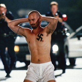 Strmě stoupal v neonacistické skupině Bílá síla.