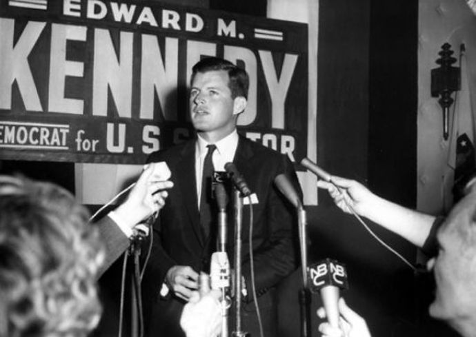 Ted Kennedy také zatoužil po usednutí do Oválné pracovny. Vaz mu zlomila autonehoda, při níž zahynula mladá sekretářka. Jako první proto začal mluvit o rodinné kletbě.
